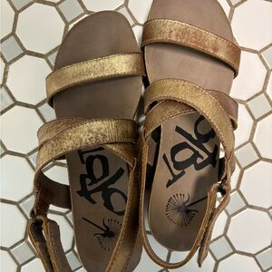 OTBT Gold Women’s Strappy Comfort Sandals size 7.5